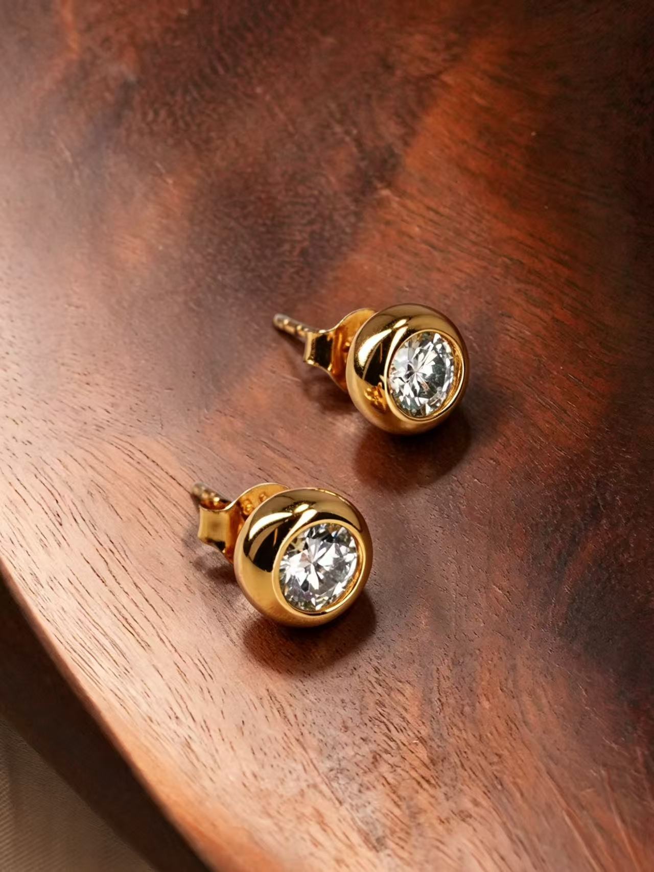 Round Brilliant Cut Moissanite Earring - Sunlit Sparkle