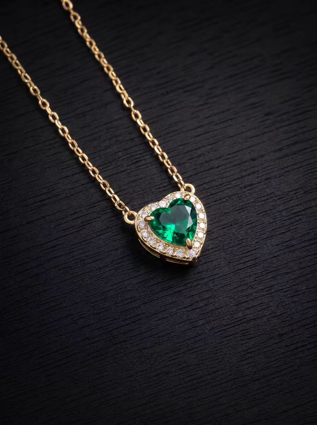 Emerald-Heart Brilliant Cut Necklace-Vivid Heart Treasures