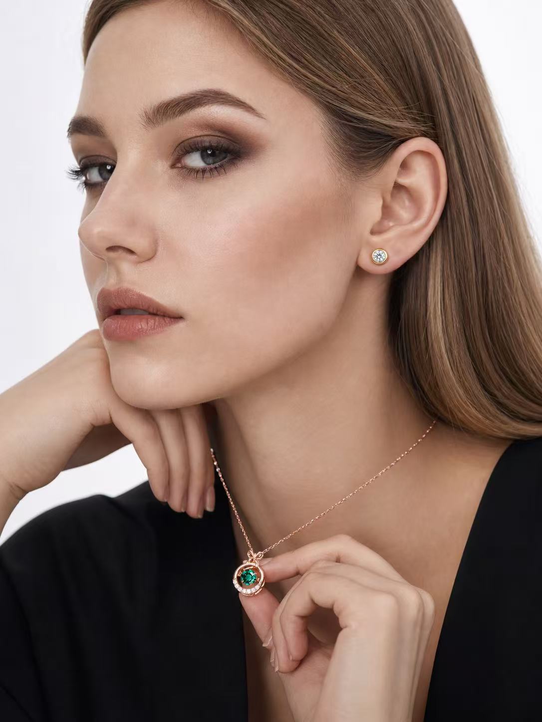Round Brilliant Cut Emerald Necklace - Verdant Glow