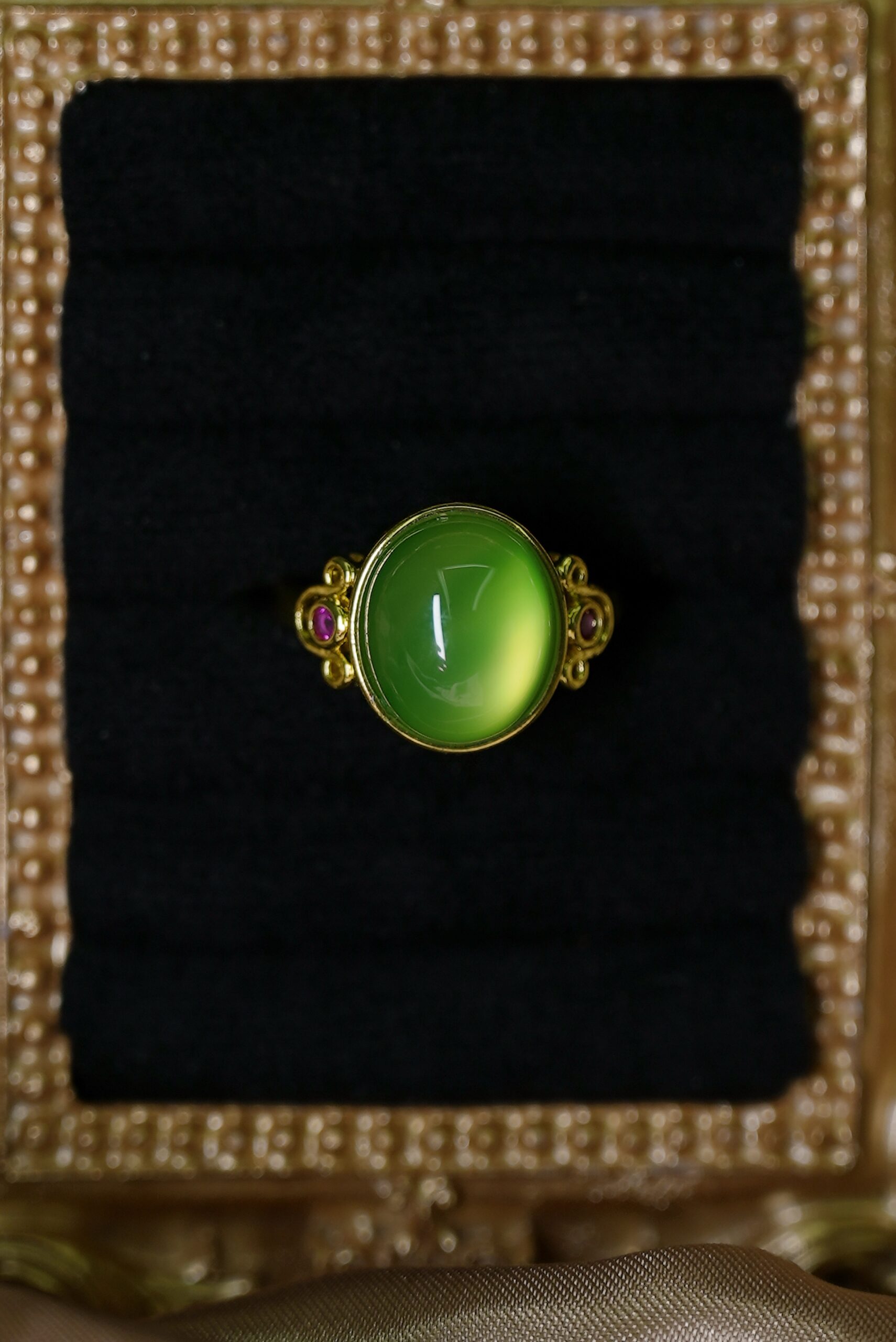 hued Rhyme with Condensed Light