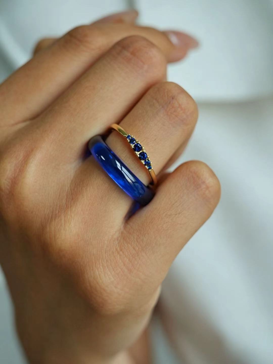 Round Brilliant Cut Sapphire Ring - Delicate Sapphire