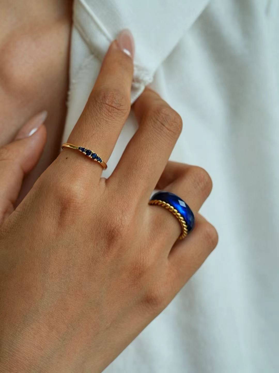 Round Brilliant Cut Sapphire Ring - Delicate Sapphire