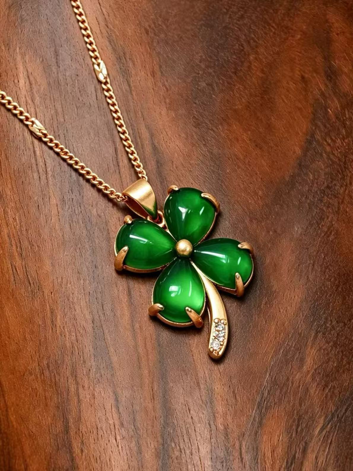 Chalcedony Necklace - Clover Radiance
