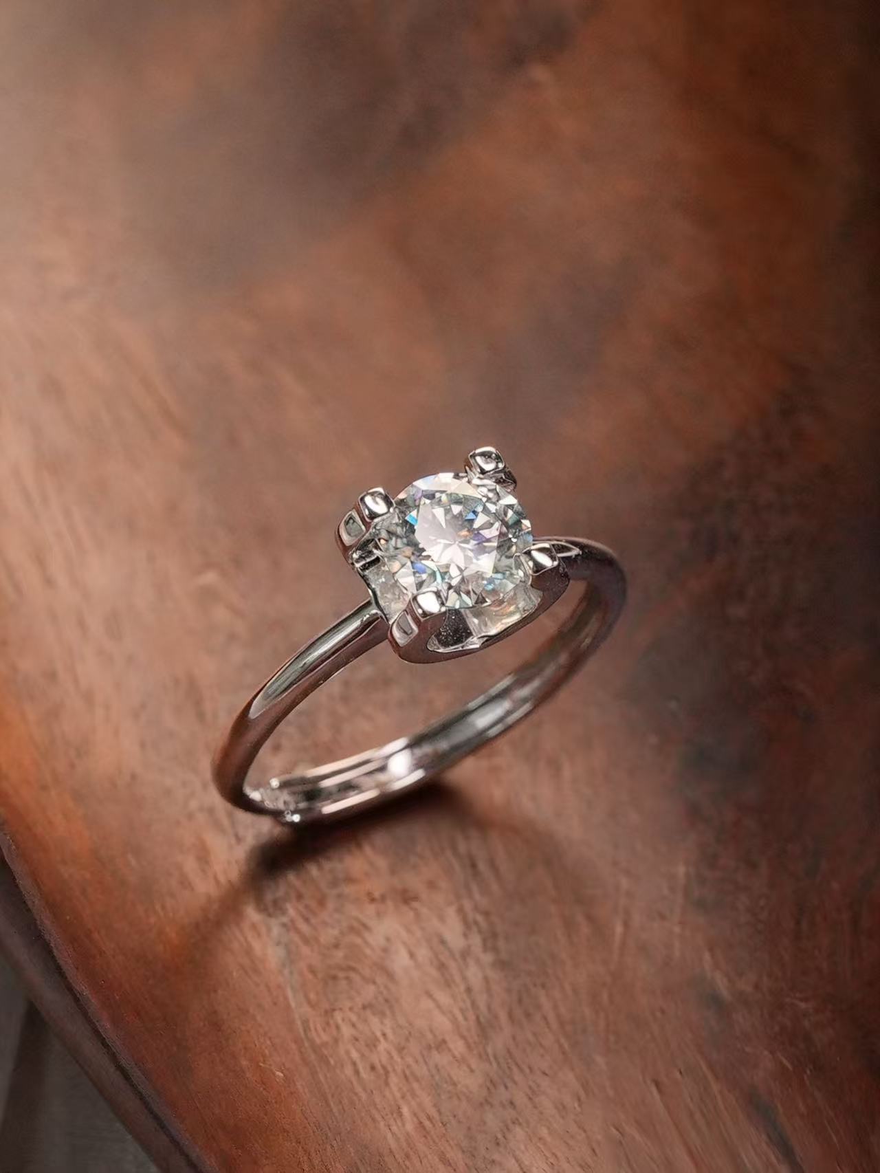 Round Brilliant Cut Moissanite Ring - Luminous