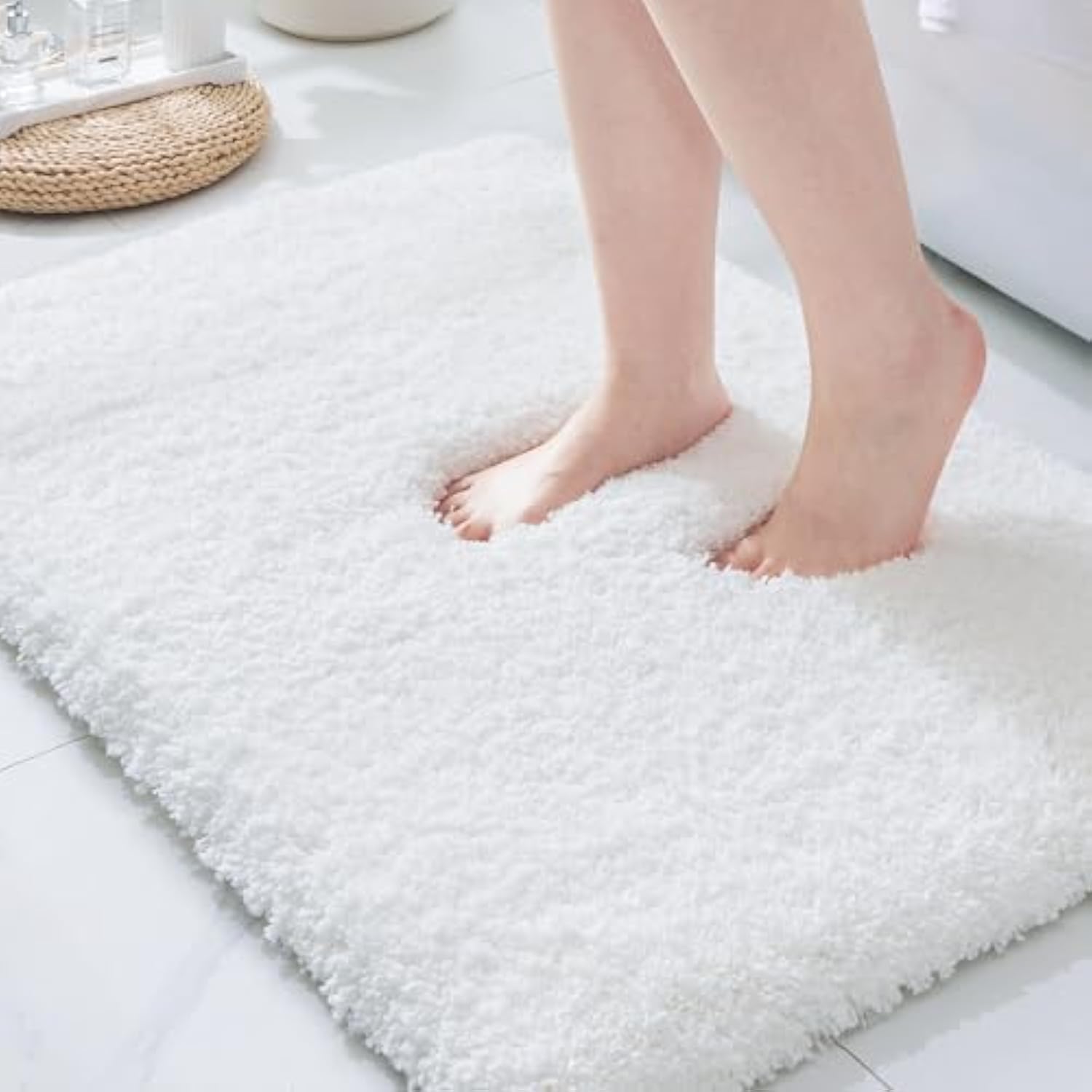 White Bathroom Rug 24" x 17" Small Non-slip Super Absorbent Extra Thick Soft Washable Bathroom Floor Mat Suitable for Floor Non-shedding Microfiber Plush Fluffy Bathroom Rug Suitable for Bathtub Shower Room Sink