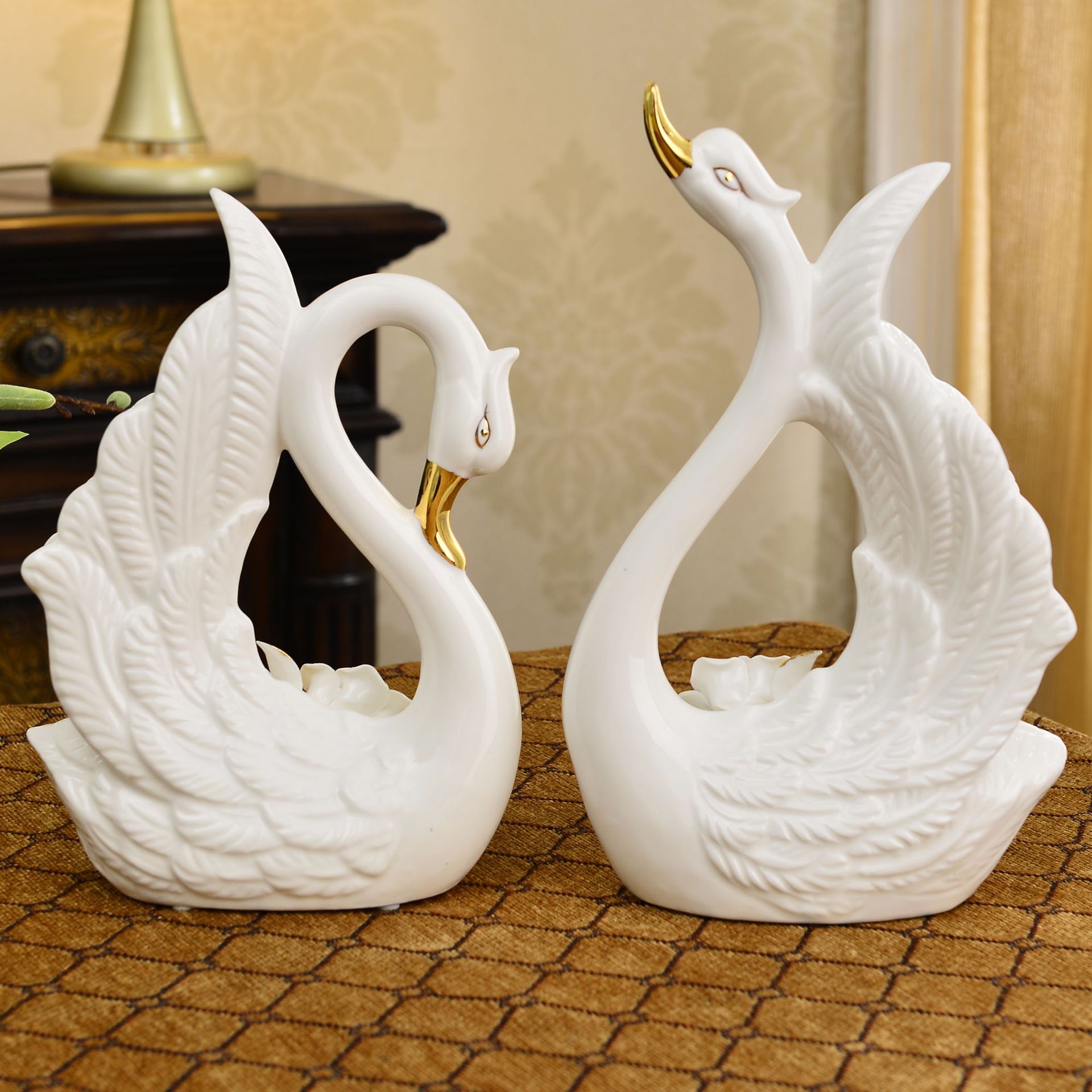 Modern minimalist ceramic swan figurine, home decoration, European-style creative and practical craft.