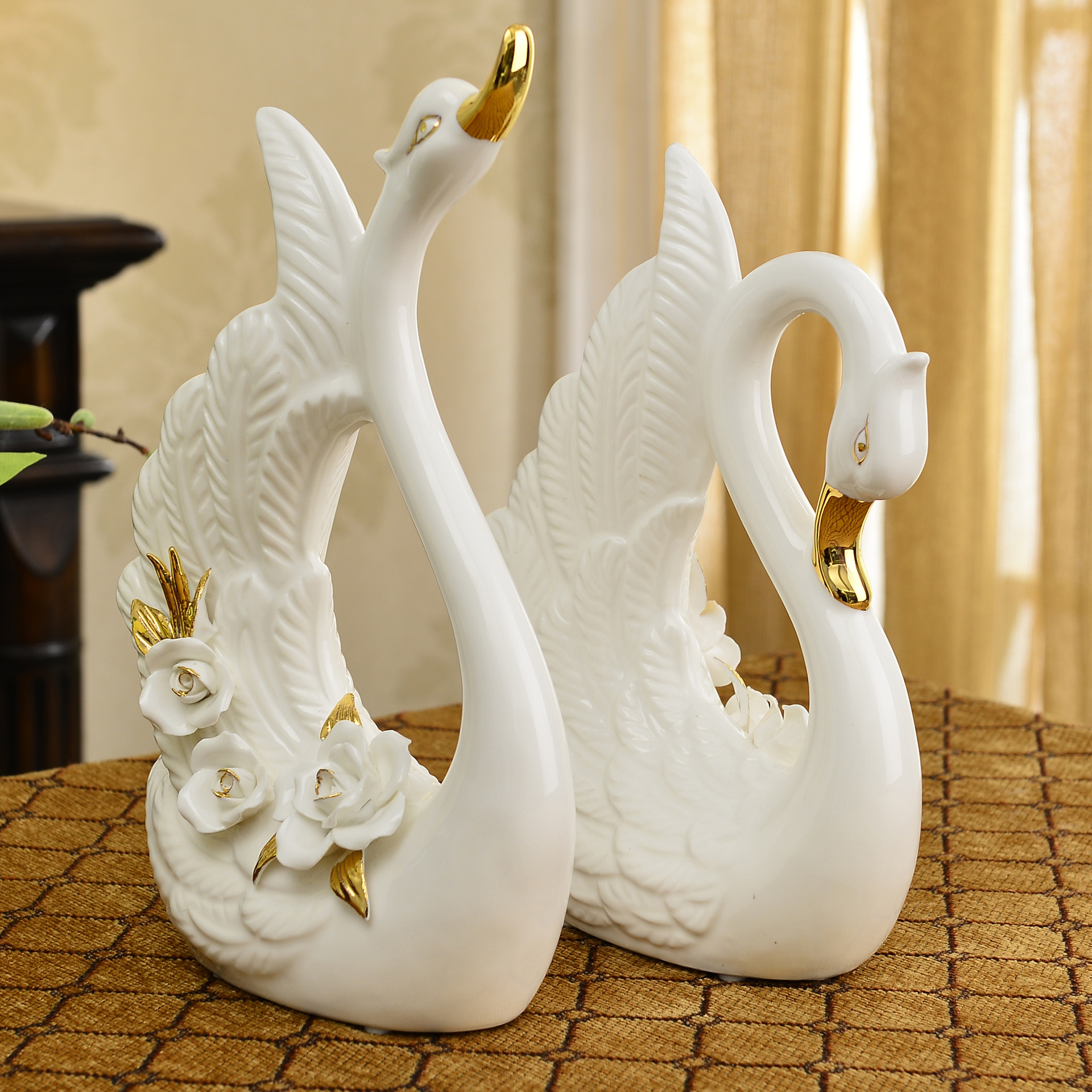 Modern minimalist ceramic swan figurine, home decoration, European-style creative and practical craft.