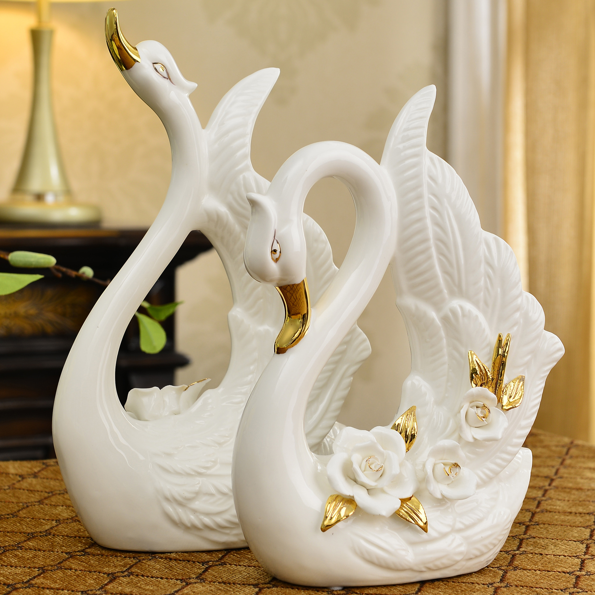 Modern minimalist ceramic swan figurine, home decoration, European-style creative and practical craft.