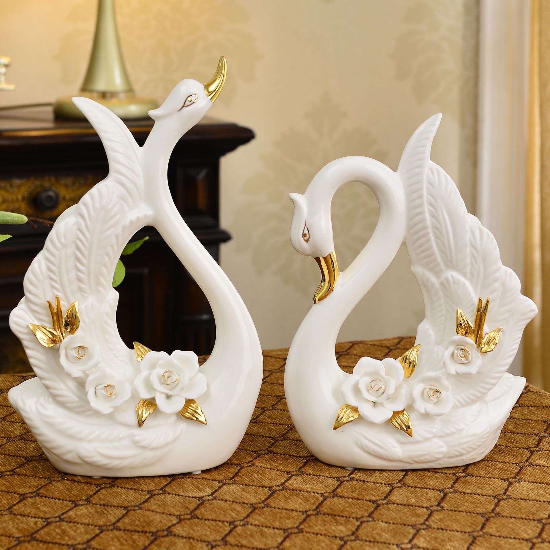 Modern minimalist ceramic swan figurine, home decoration, European-style creative and practical craft.