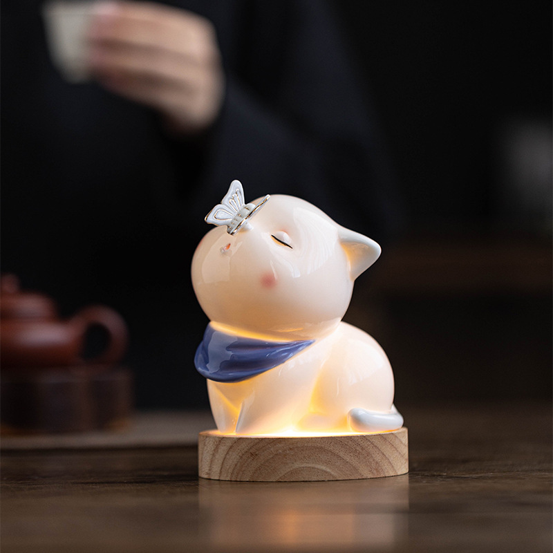 Cute ceramic kitten figurine, a creative desk/office workstation stress-relieving animal-themed decorative item.