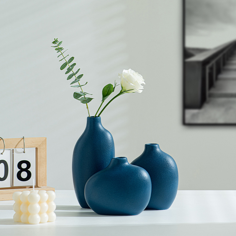 New hand-painted Morandi color vase, an artistic home decor piece for the living room, a light luxury decorative ceramic craft.