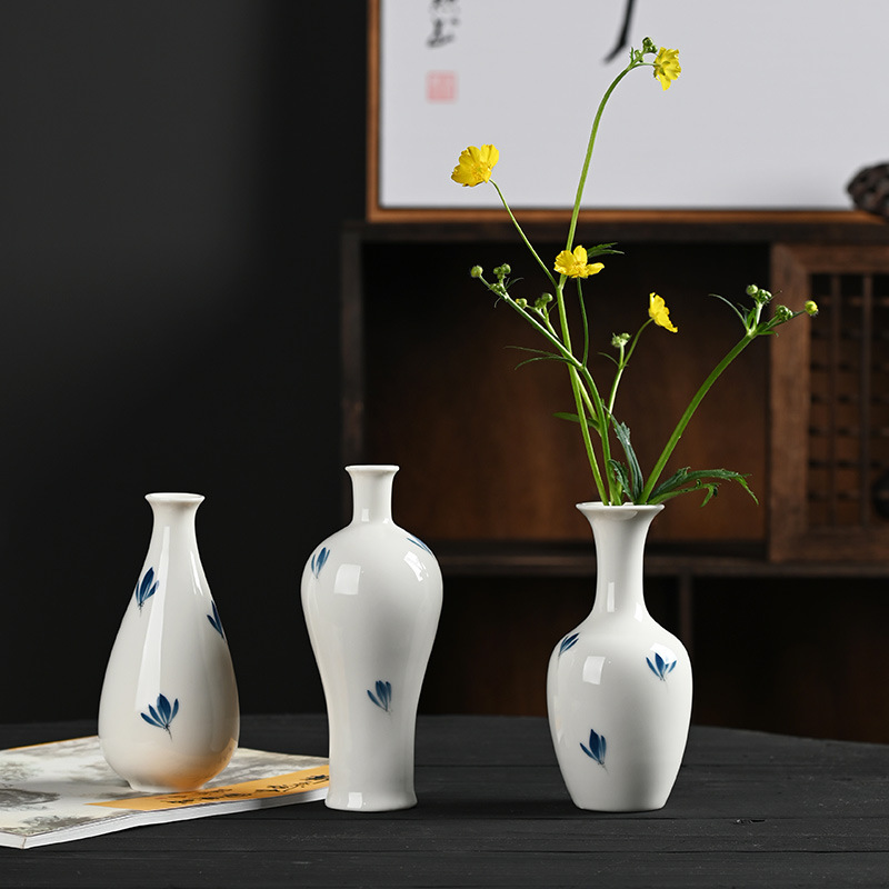 New hand-painted maple leaf ceramic vase, creative handmade flower vase, decorative ornament.