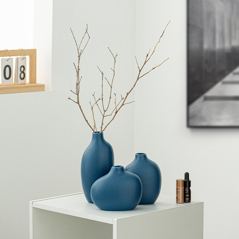 New hand-painted Morandi color vase, an artistic home decor piece for the living room, a light luxury decorative ceramic craft.