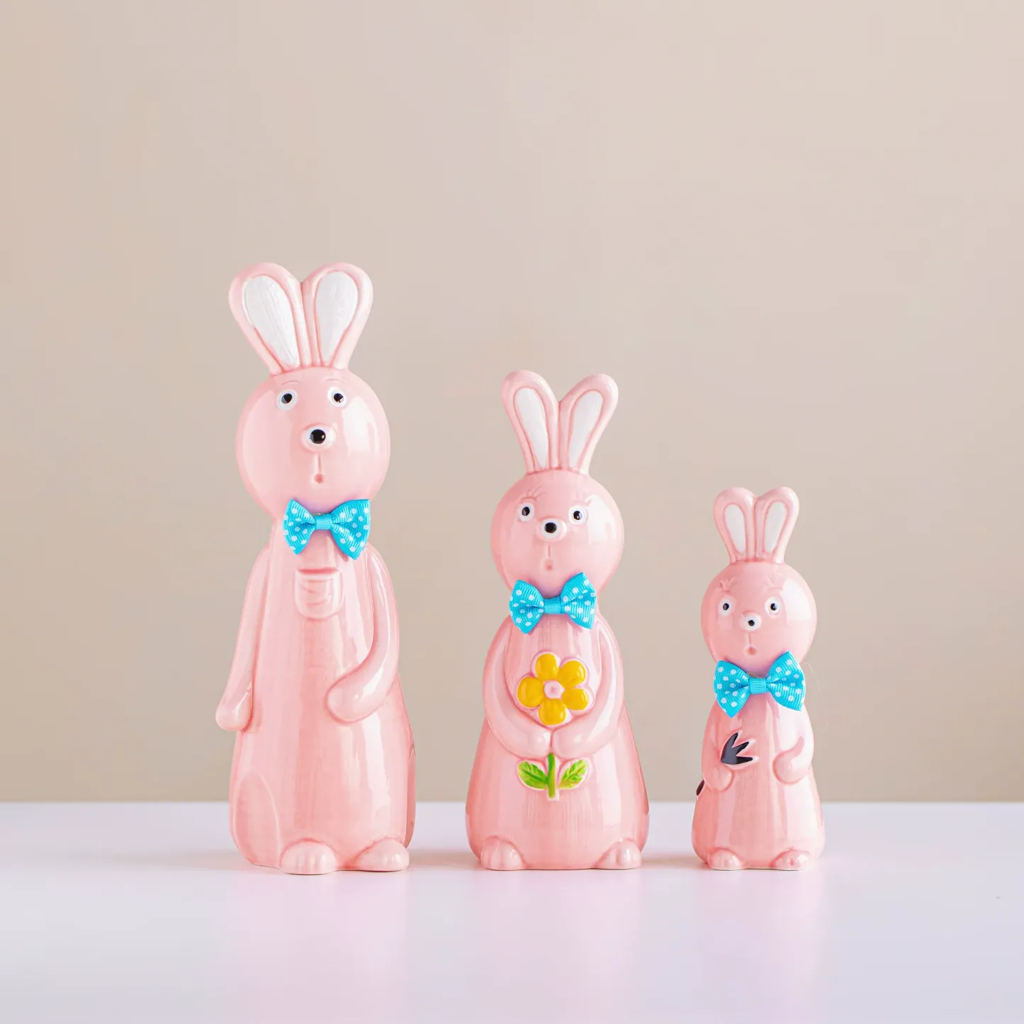 Jingdezhen creative ceramic ornaments, decorative tabletops, simple, niche, cute porcelain, high-end small decorations for living rooms and bedrooms.