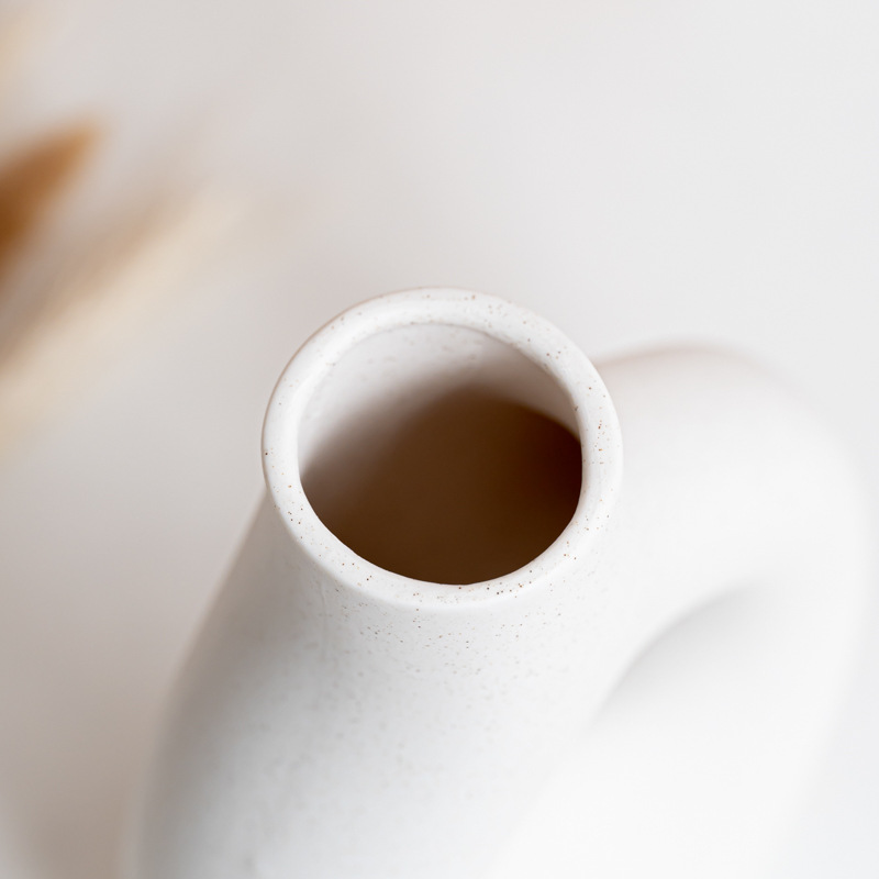 Standing, best-selling ceramic vase set, simple flower arrangement.