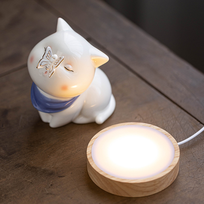 Cute ceramic kitten figurine, a creative desk/office workstation stress-relieving animal-themed decorative item.