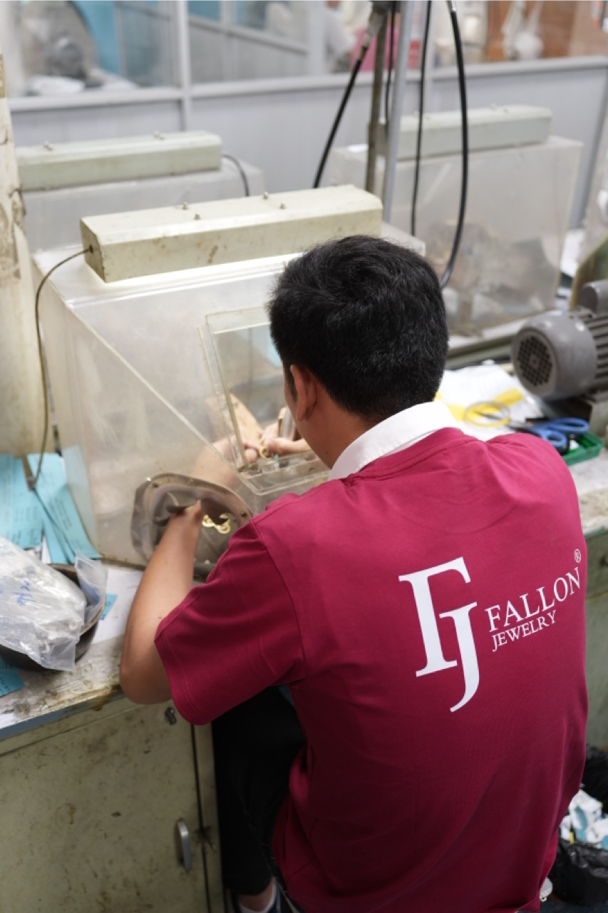 Jewelry polishing process inside dust-control workstation