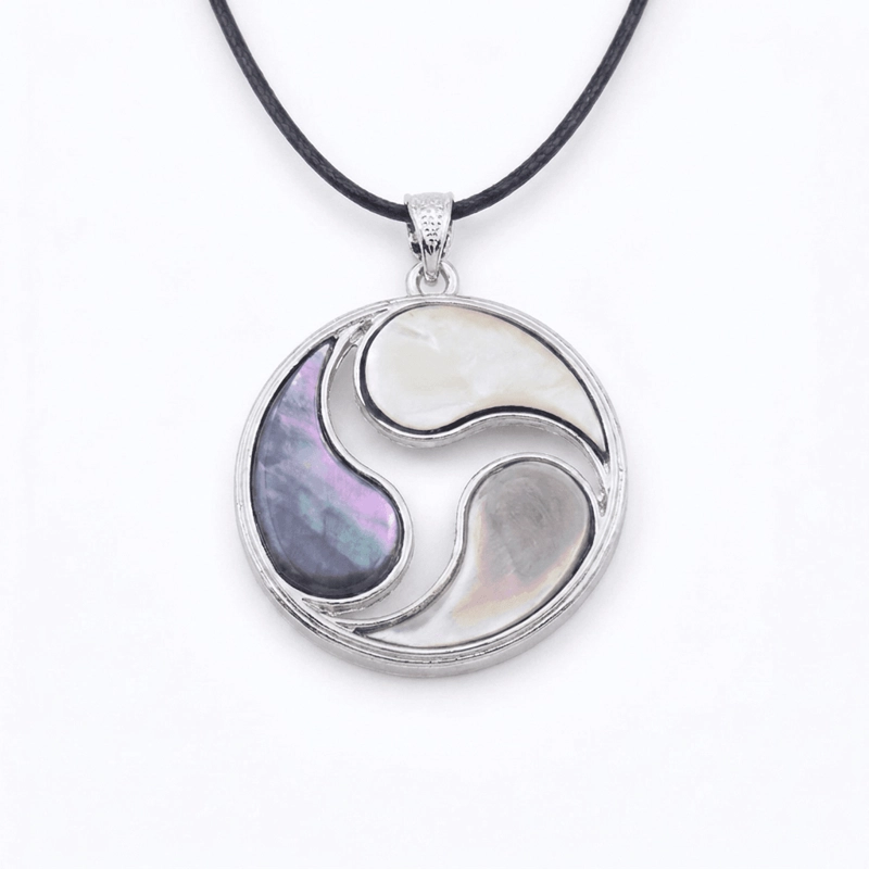 Tricolor Shell Pendant Necklace for Elegance & Inner Peace