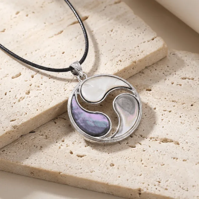 Tricolor Shell Pendant Necklace for Elegance & Inner Peace