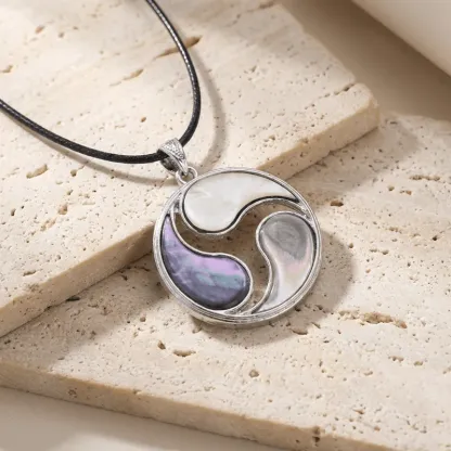 Tricolor Shell Pendant Necklace for Elegance & Inner Peace