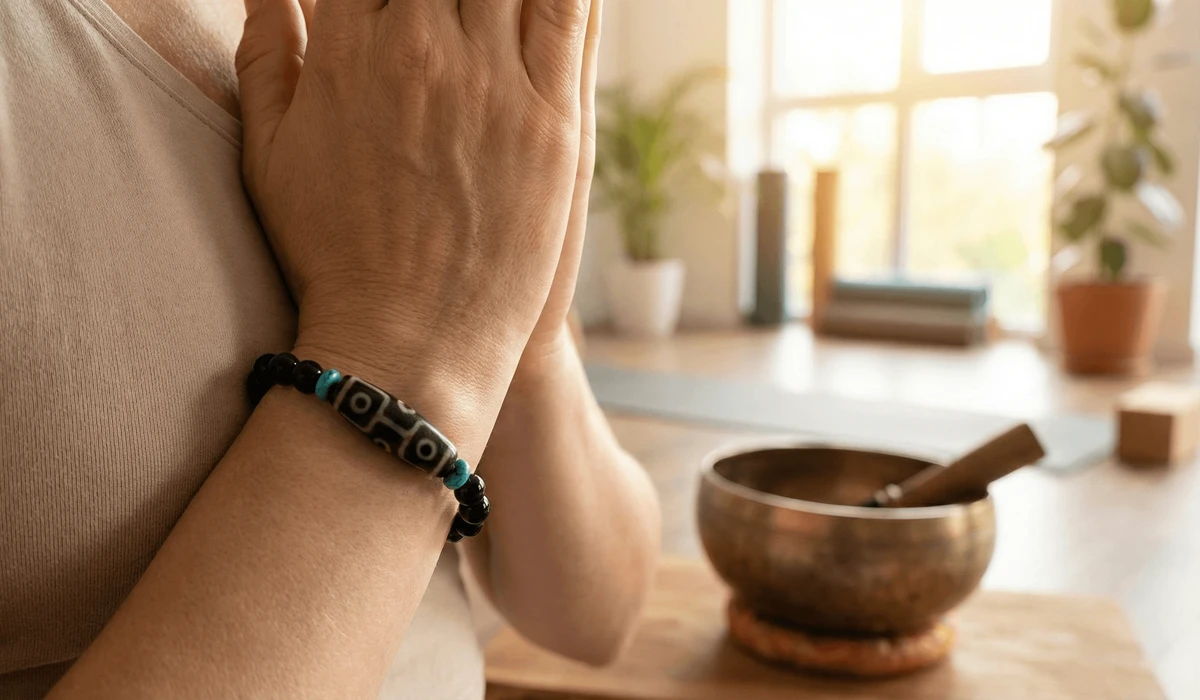 Person wearing a 9-eye Dzi bead on the left hand for spiritual energy alignment and prosperity.