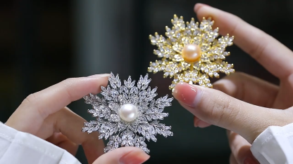 18K Gold White Freshwater Pearl Copper & Zircon Snowflake Brooch – Timeless Elegance & Sophisticated Charm