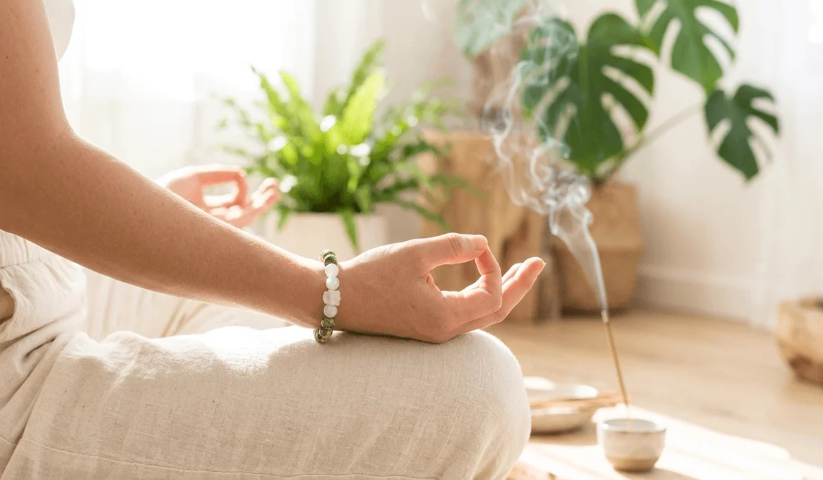 A person wearing a zodiac bracelet on the left hand for emotional healing and mindfulness according to Feng Shui principles.