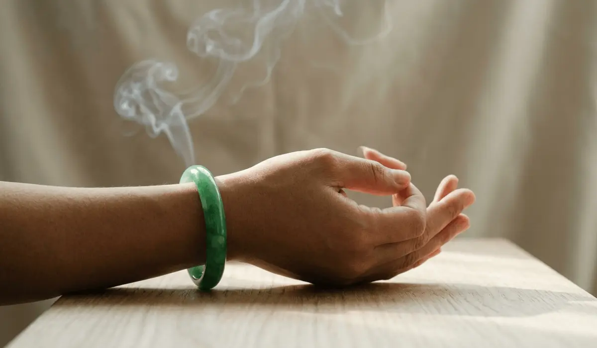 Which Hand to Wear a Jade Bangle: Traditional Feng Shui Rules and Benefits