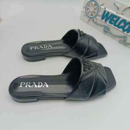 Triangle quilted sandals