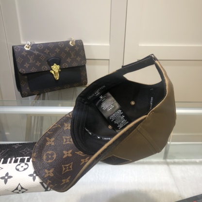 FASHIONABLE FOUR-LEAF CLOVER DOME BASEBALL CAP