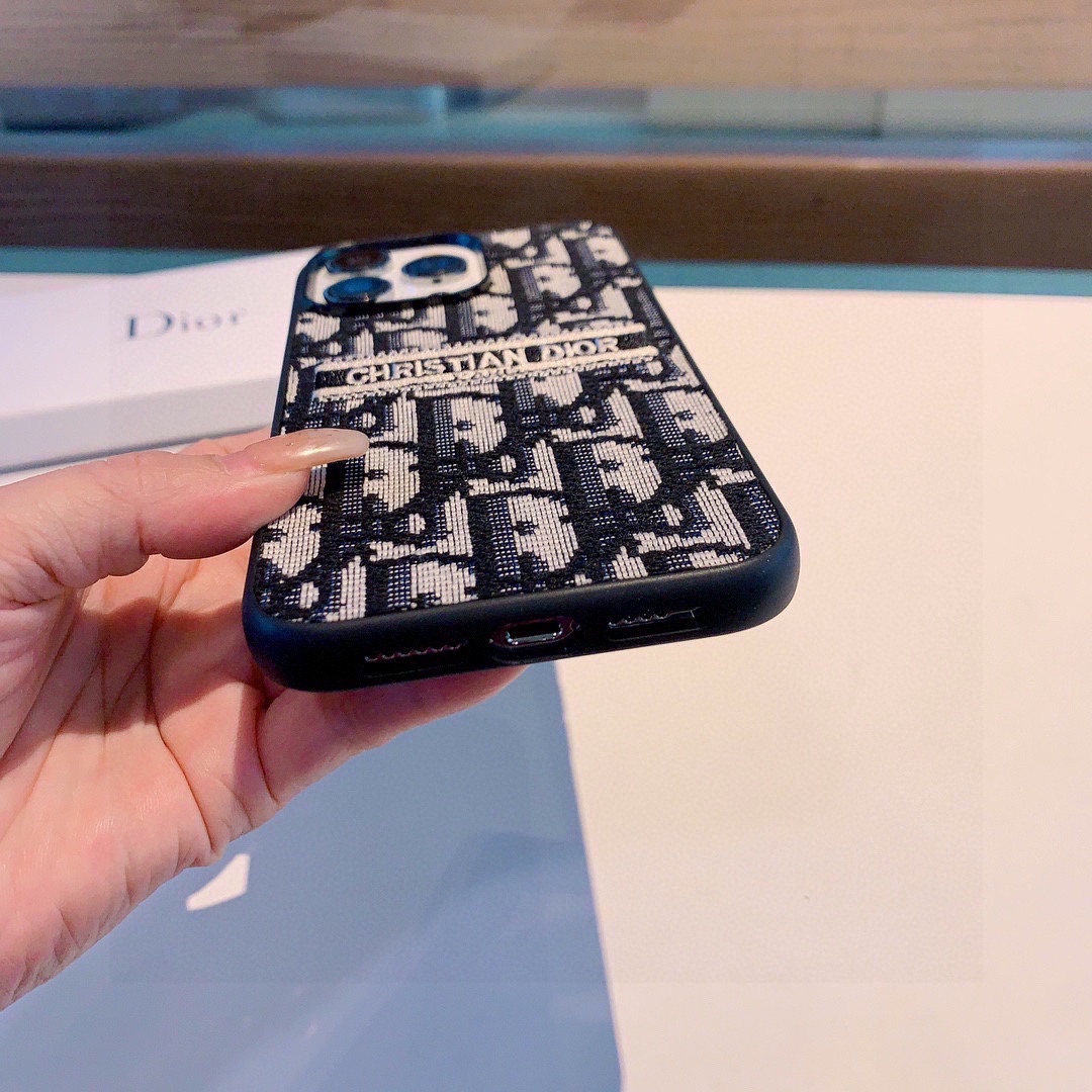Embroidered fabric all-inclusive phone case