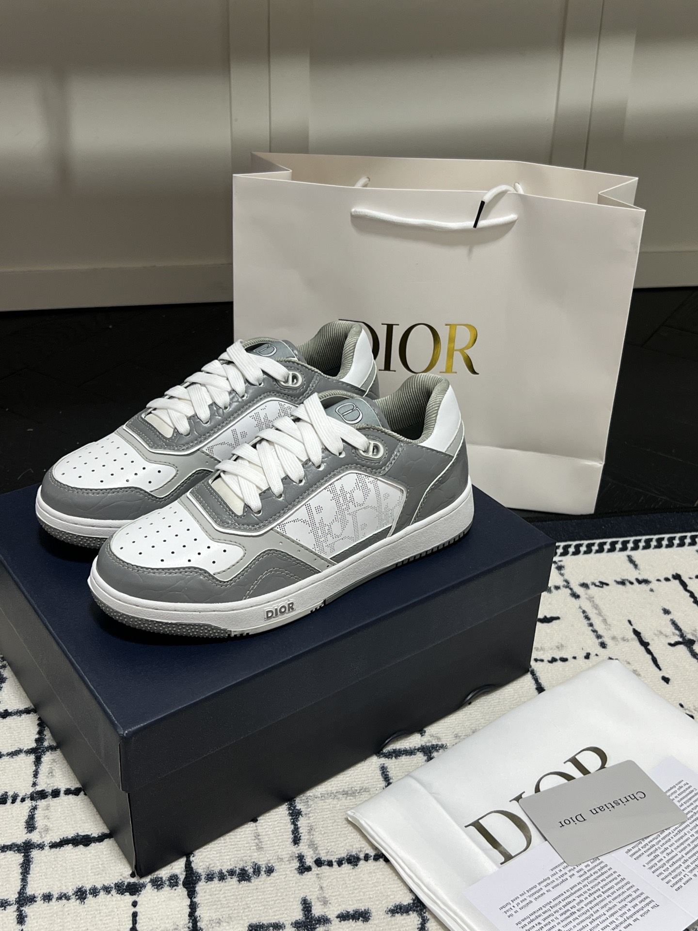 B27 Low-Top Sneaker