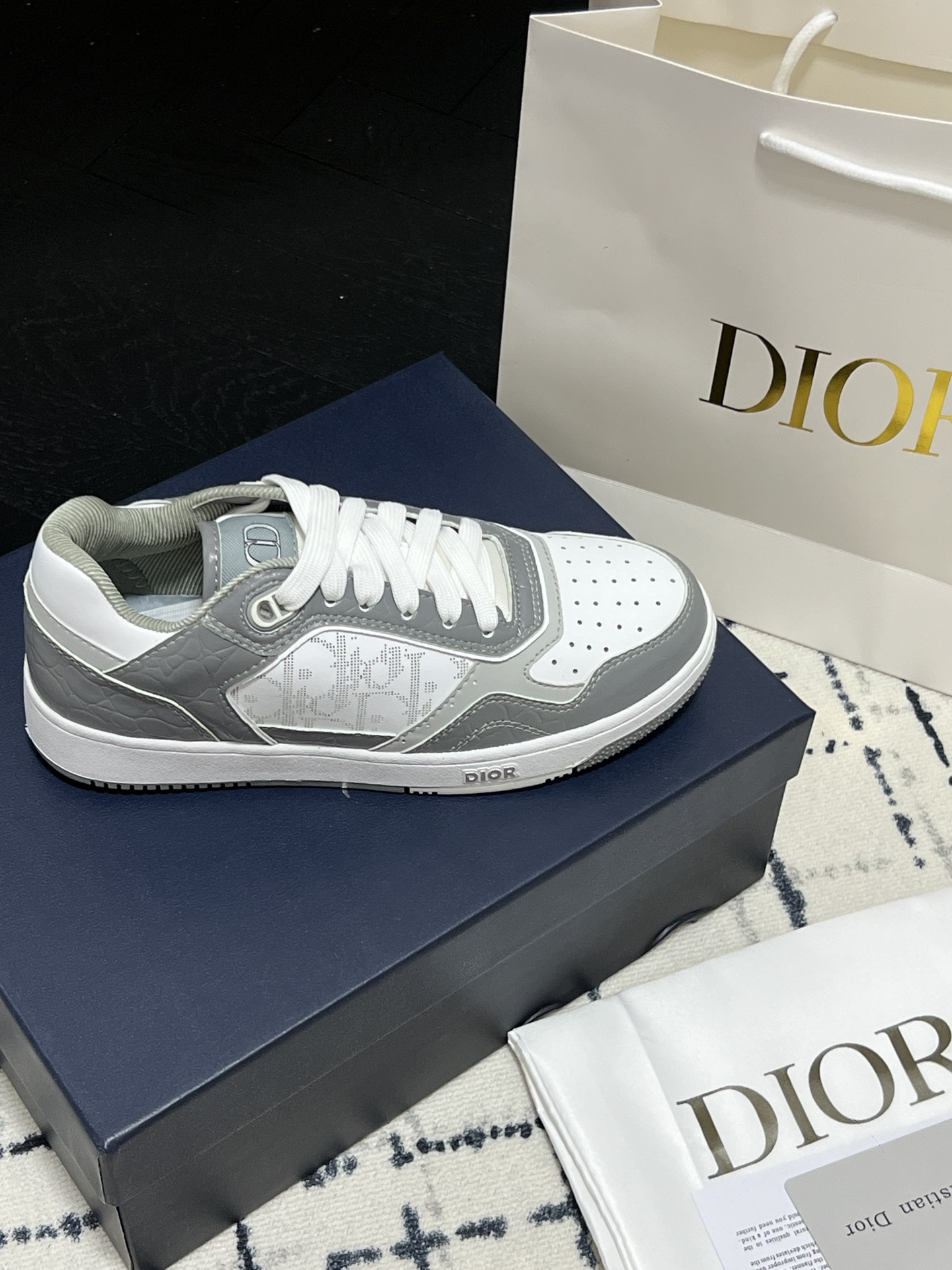B27 Low-Top Sneaker