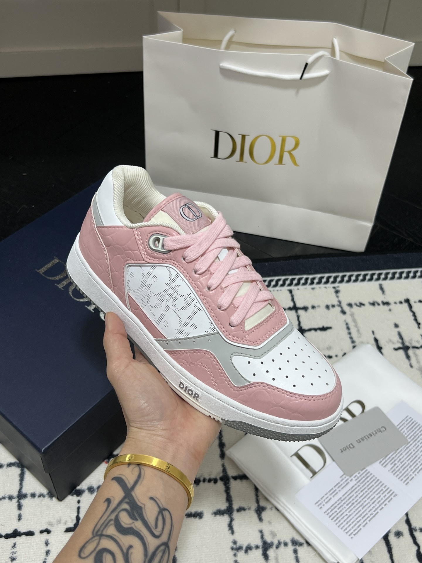 B27 Low-Top Sneaker