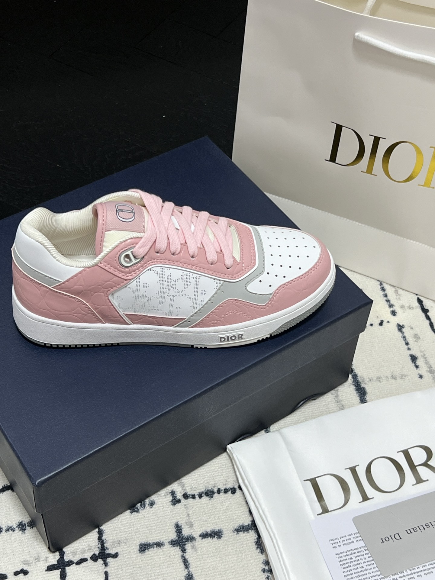 B27 Low-Top Sneaker