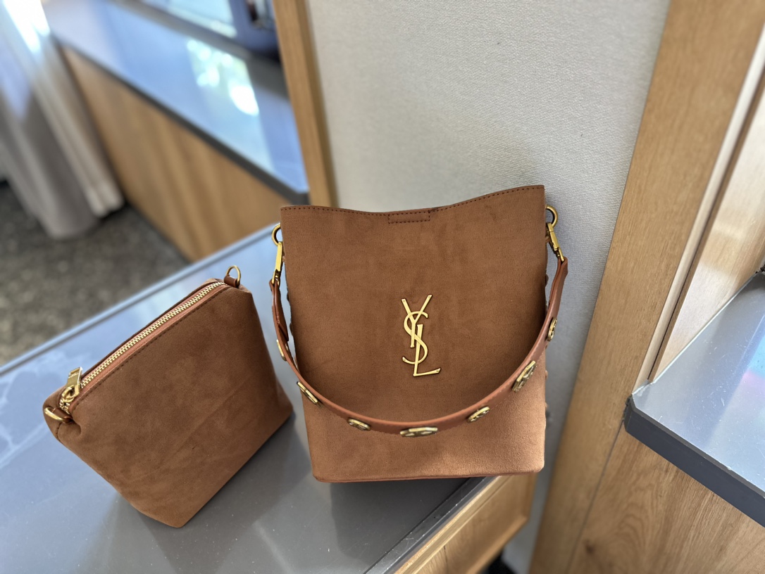 LE 37 SMALL IN SHINY LEATHER