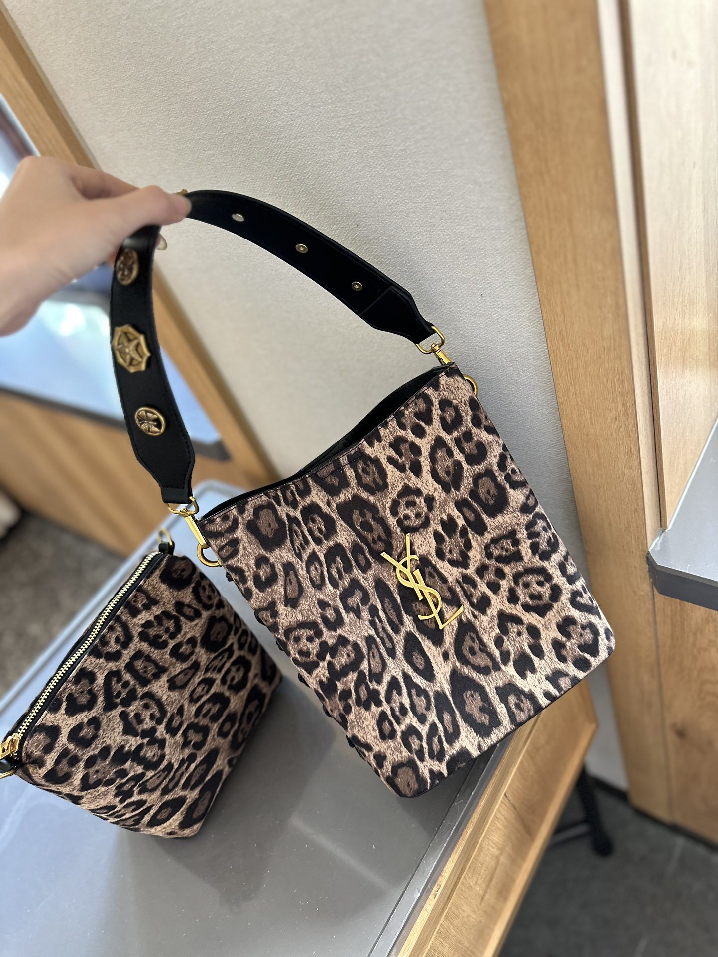 LE 37 SMALL IN SHINY LEATHER