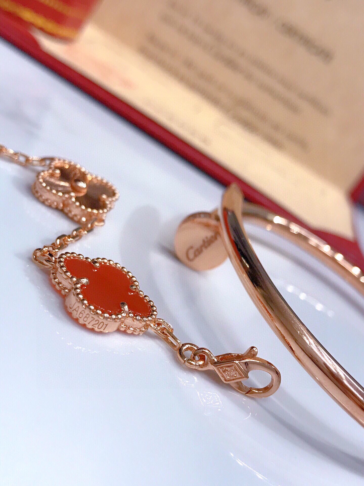 JUSTE UN CLOU BRACELET + VINTAGE ALHAMBRA BRACELET, 5 MOTIFS