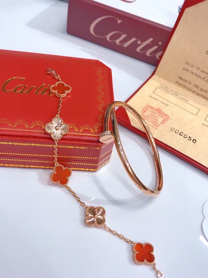 JUSTE UN CLOU BRACELET + VINTAGE ALHAMBRA BRACELET, 5 MOTIFS