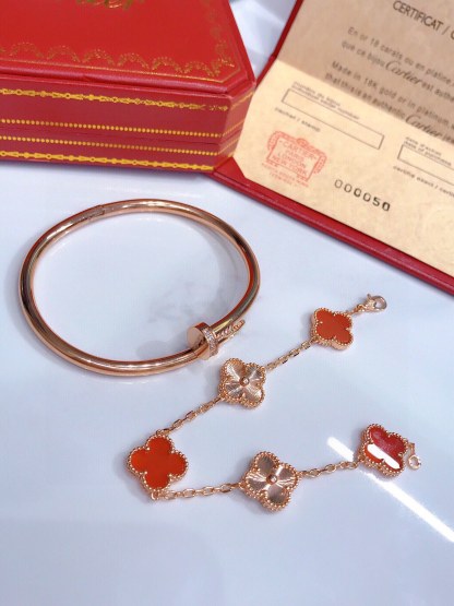 JUSTE UN CLOU BRACELET + VINTAGE ALHAMBRA BRACELET, 5 MOTIFS