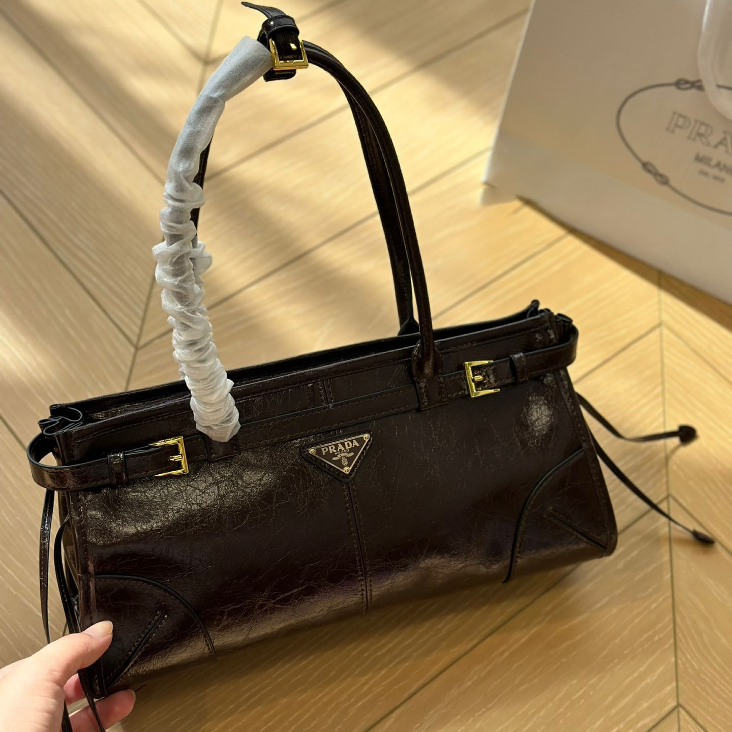 Medium leather handbag