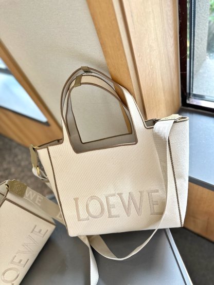 Font tote in raffia