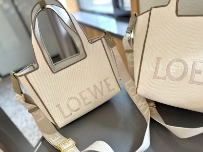 Font tote in raffia