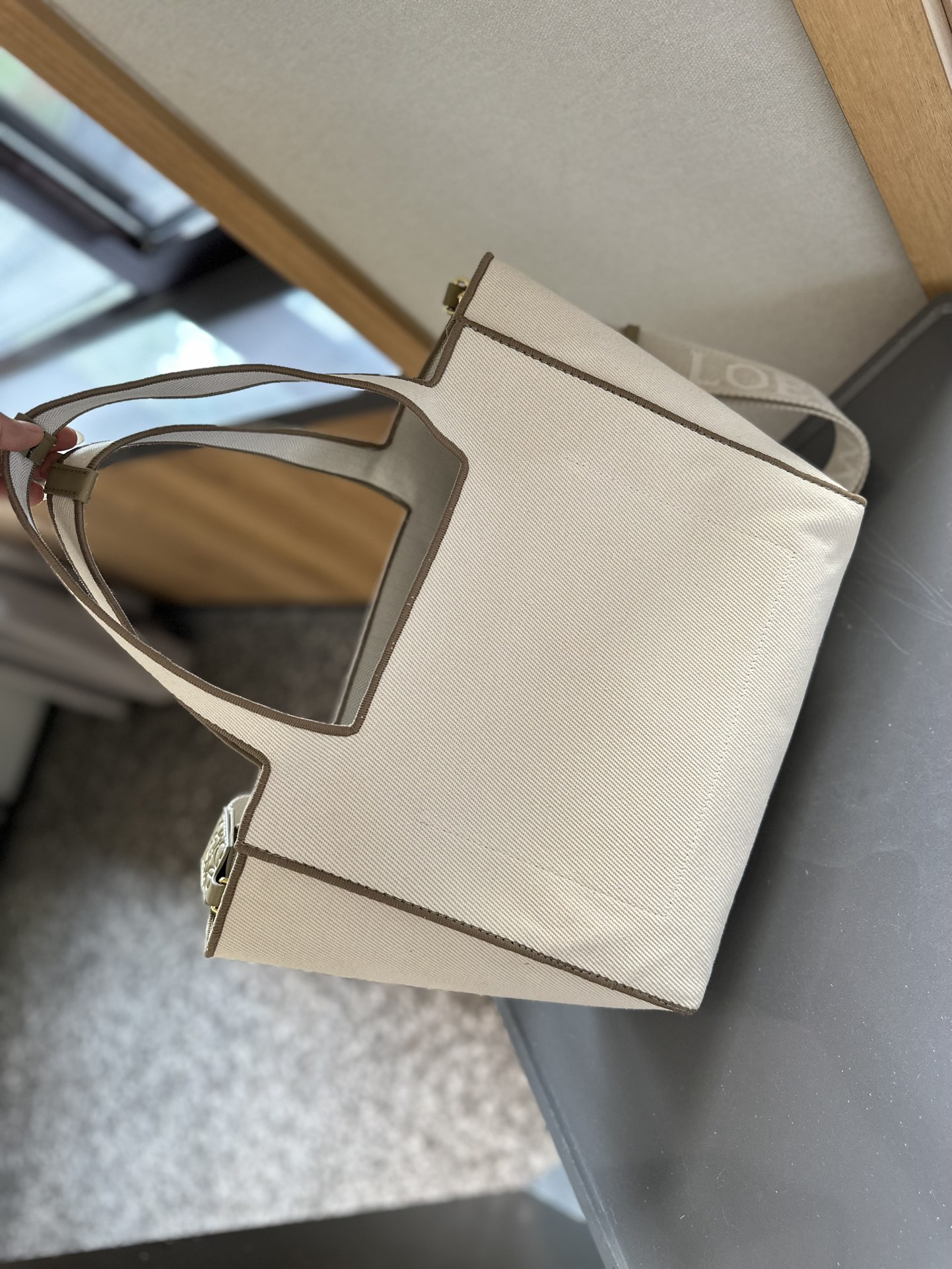 Font tote in raffia