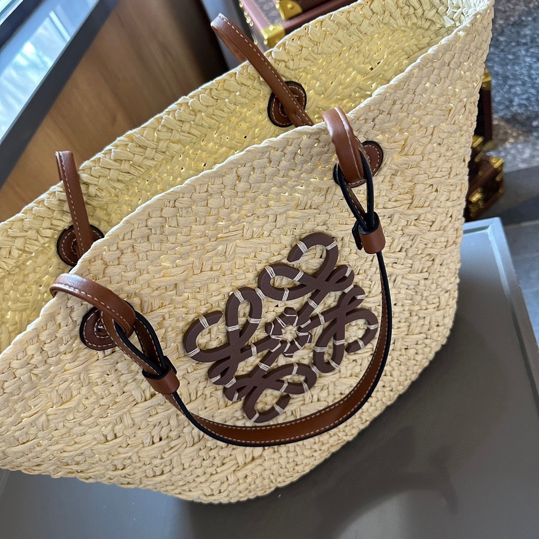 Anagram Basket bag in iraca palm and calfskin