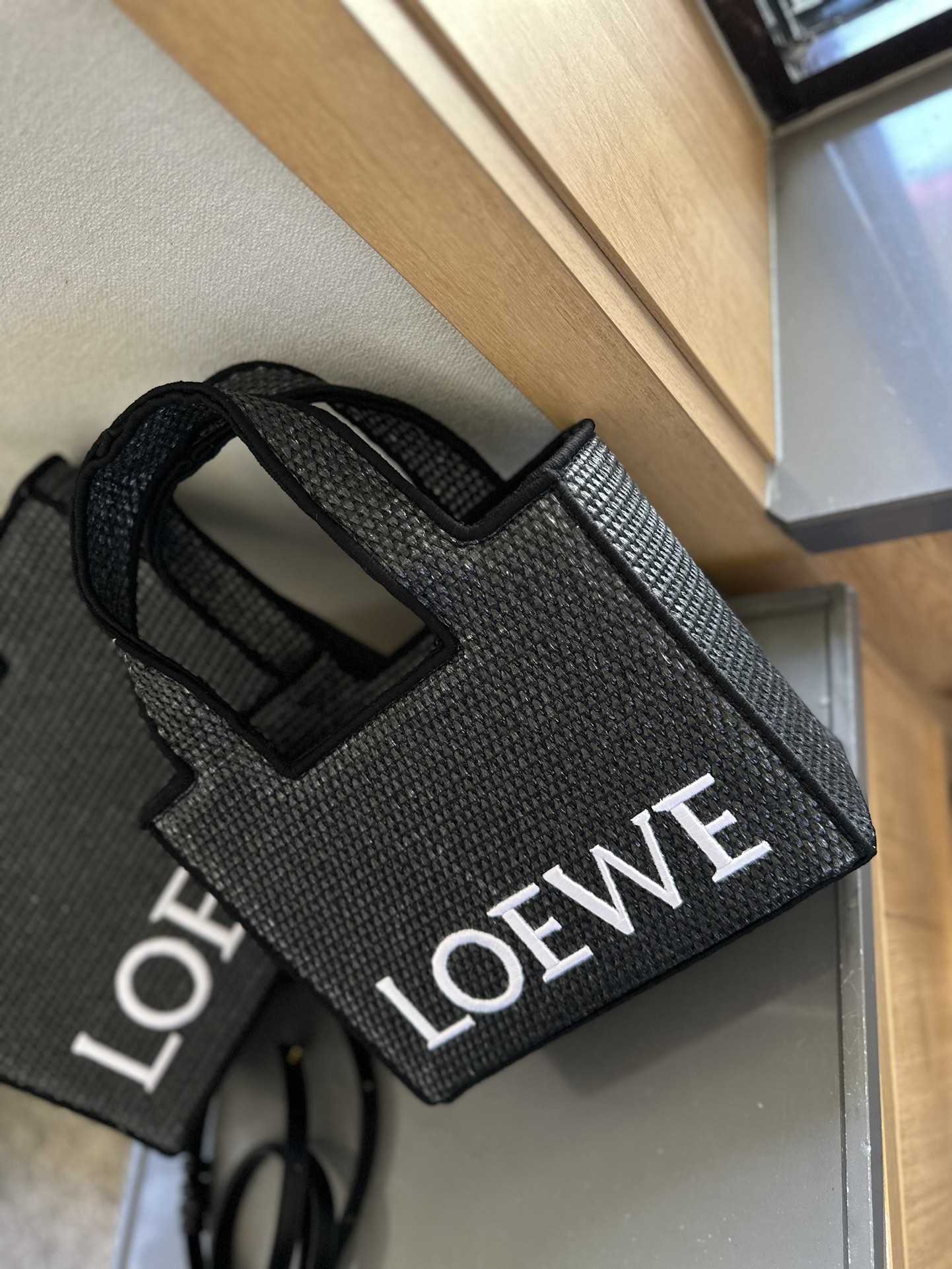 Font Tote in raffia