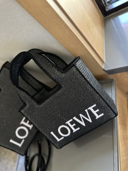 Font Tote in raffia
