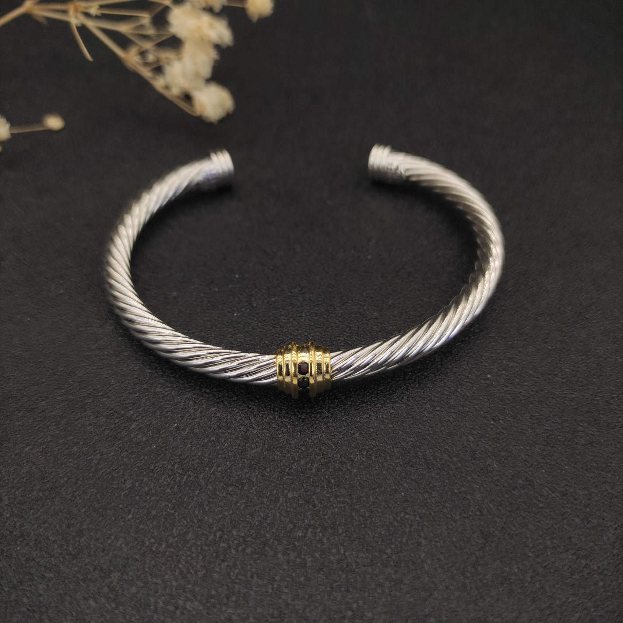 [Copy]Dathtvid Yurthtman cable bangle, set with round cut emer