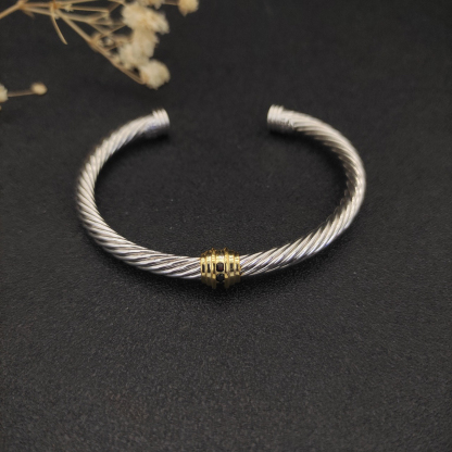 [Copy]Dathtvid Yurthtman cable bangle, set with round cut emer