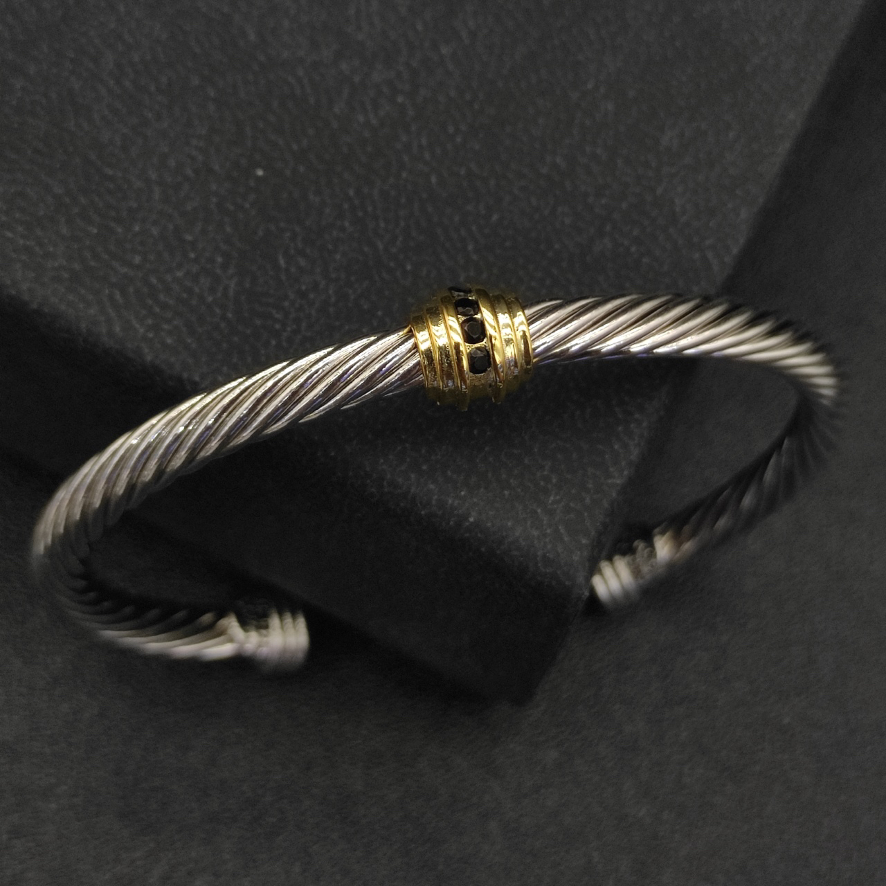 [Copy]Dathtvid Yurthtman cable bangle, set with round cut emer